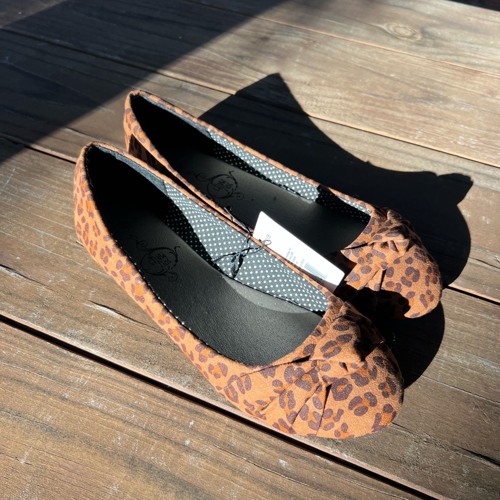 Leopard / Cheetah print ballet flats. Size 7/8